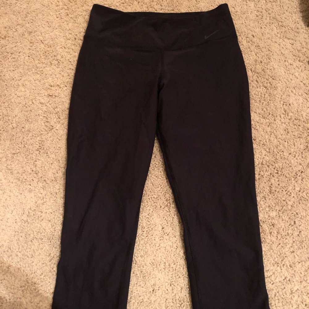 black nike cropped leggings